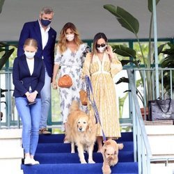 Tamara Falcó con la madre de Íñigo Onieva  y sus perros en la Hípica