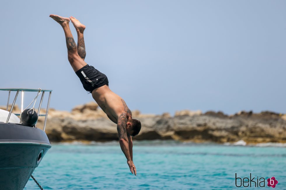 Rafa Mora se tira al agua desde un barco en Ibiza