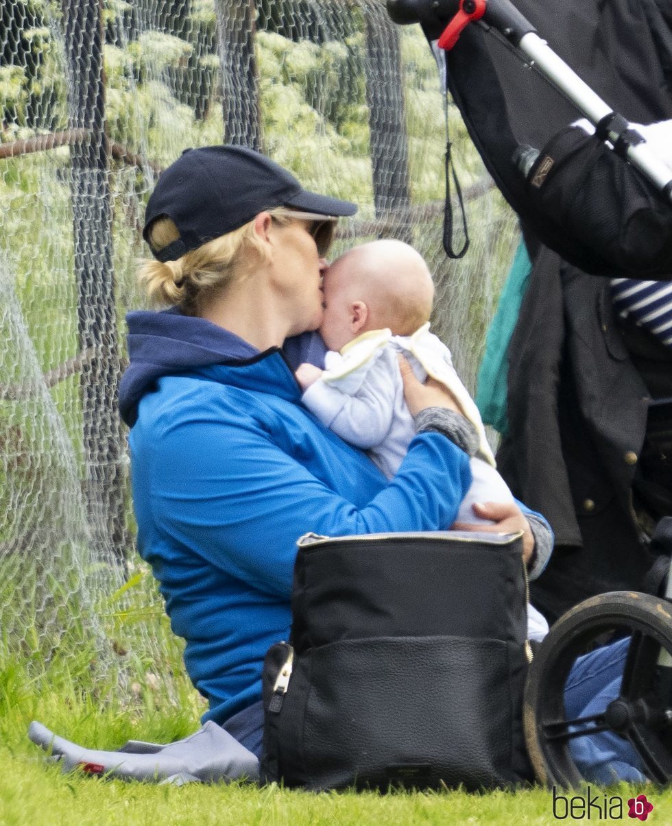Zara Phillips con su hijo Lucas Tindall en Houghton