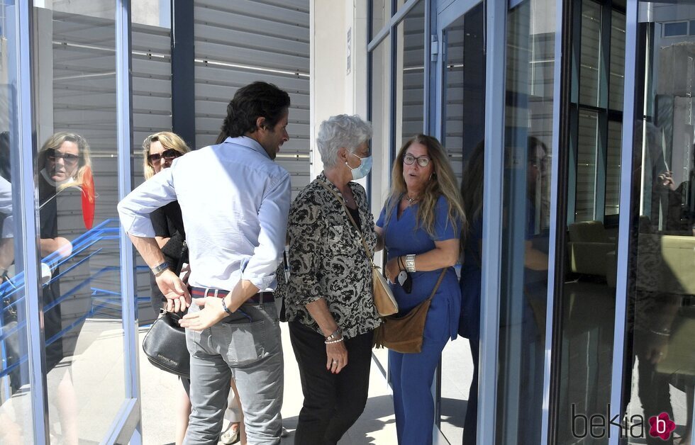 Canales Rivera y Teresa Rivera en el tanatorio tras la muerte de José Antonio Canales, padre y marido