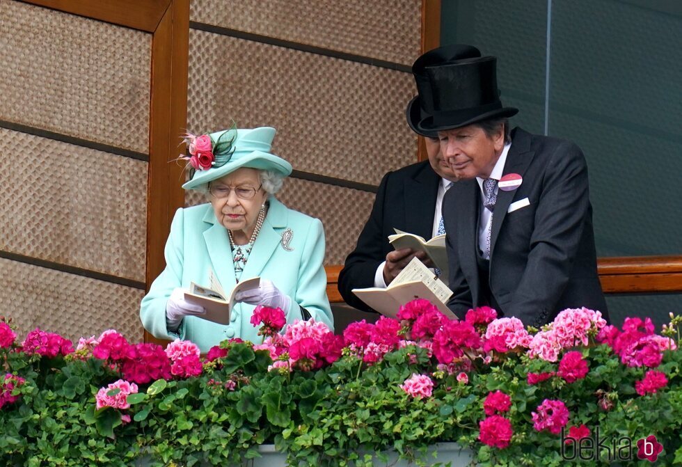 La Reina Isabel con un amigo en las carreras de Ascot
