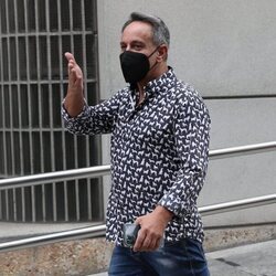 Víctor Sandoval llega a la capilla ardiente de Mila Ximénez