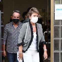 Conchita, la poligrafista, y Víctor Sandoval en la capilla ardiente de Mila Ximénez
