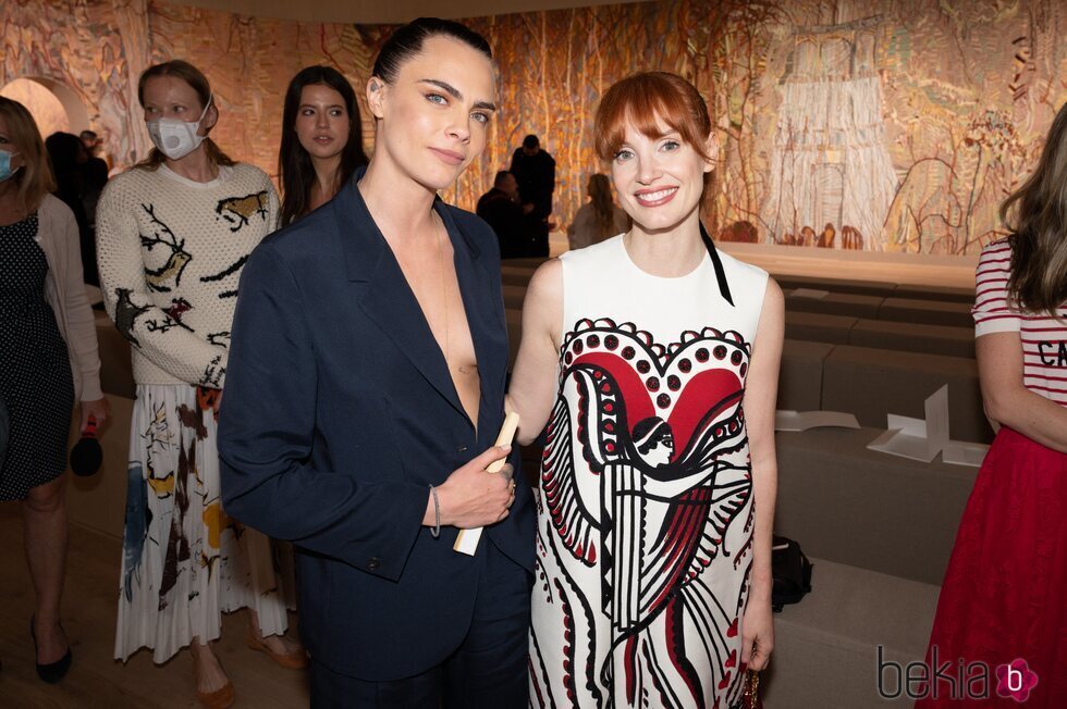 Cara Delevingne y Jessica Chastain en el desfile de Alta Costura de Dior Otoño/Invierno 2021