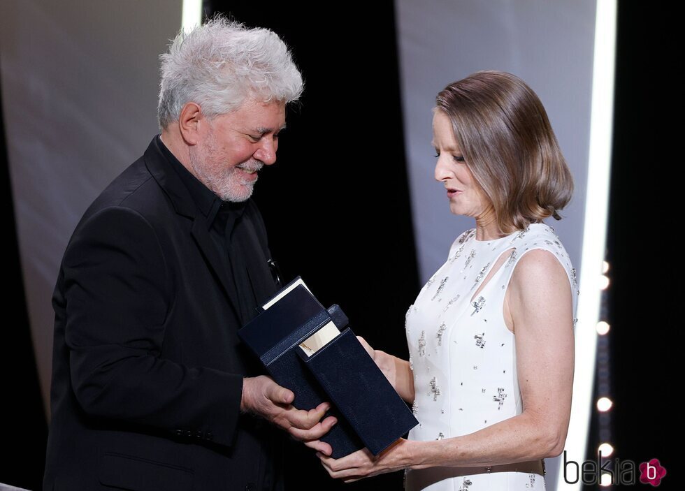 Pedro Almodóvar entrega la Palma de oro a Jodie Foster en el Festival de Cannes 2021