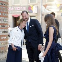 Haakon de Noruega, muy cariñoso con Sonia de Noruega en presencia de Ingrid Alexandra de Noruega en el décimo aniversario de los atentados de Utøya
