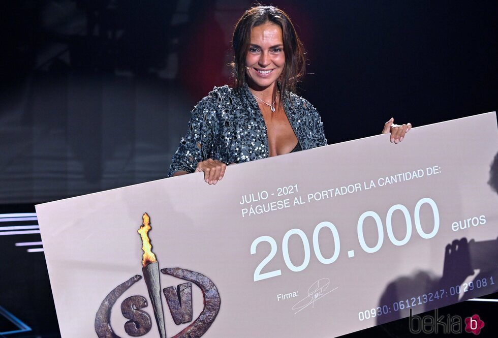 Olga Moreno con el cheque de ganadora de 'Supervivientes 2021'