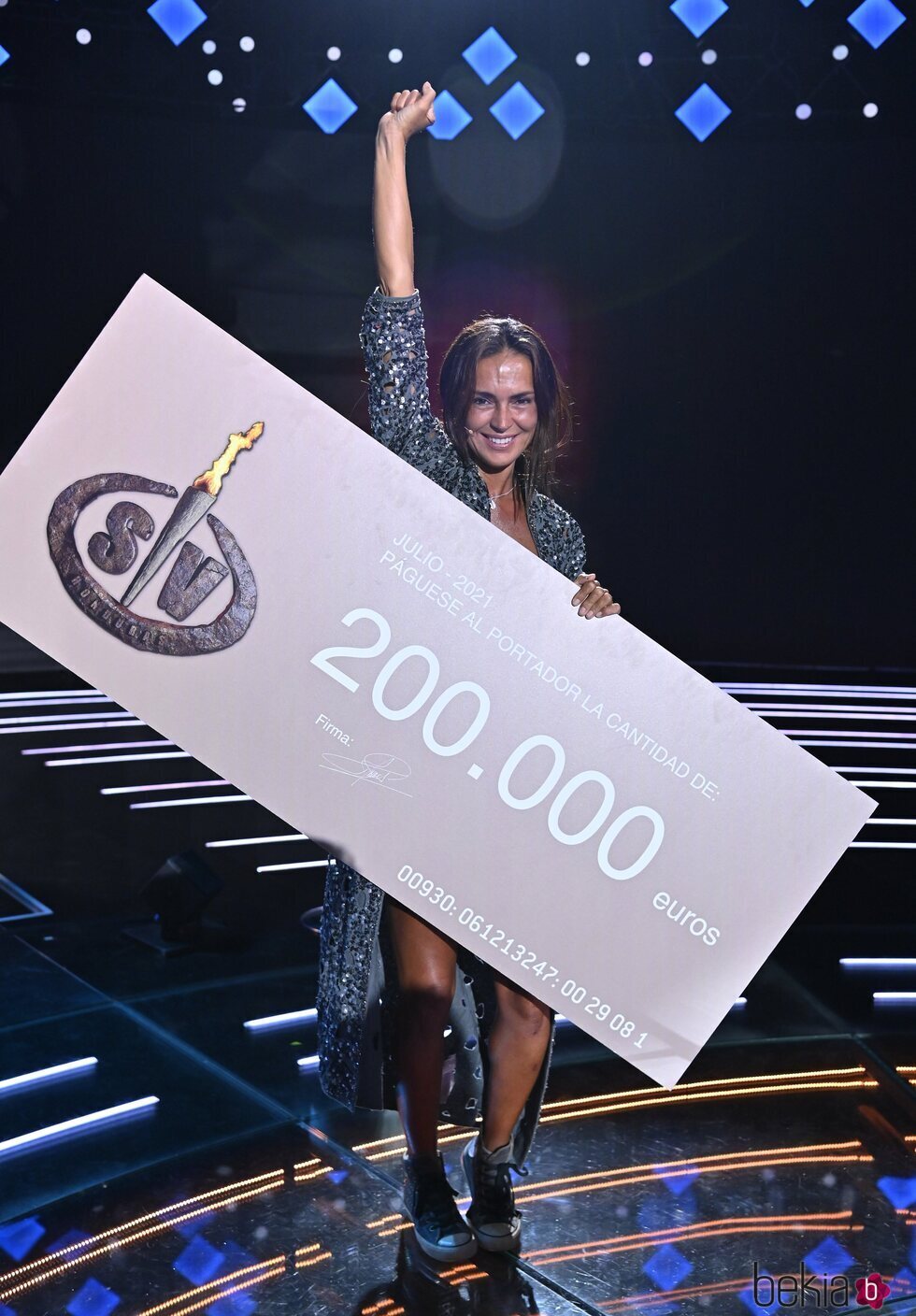 Olga Moreno, feliz con su cheque como ganadora de 'Supervivientes 2021'