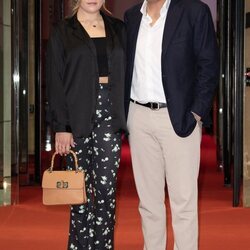 Camille Gottlieb y su novio en la gala anual contra el SIDA a la que asiste