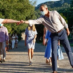 El Rey Felipe choca con los puños con un hombre en la Serra de Tramuntana