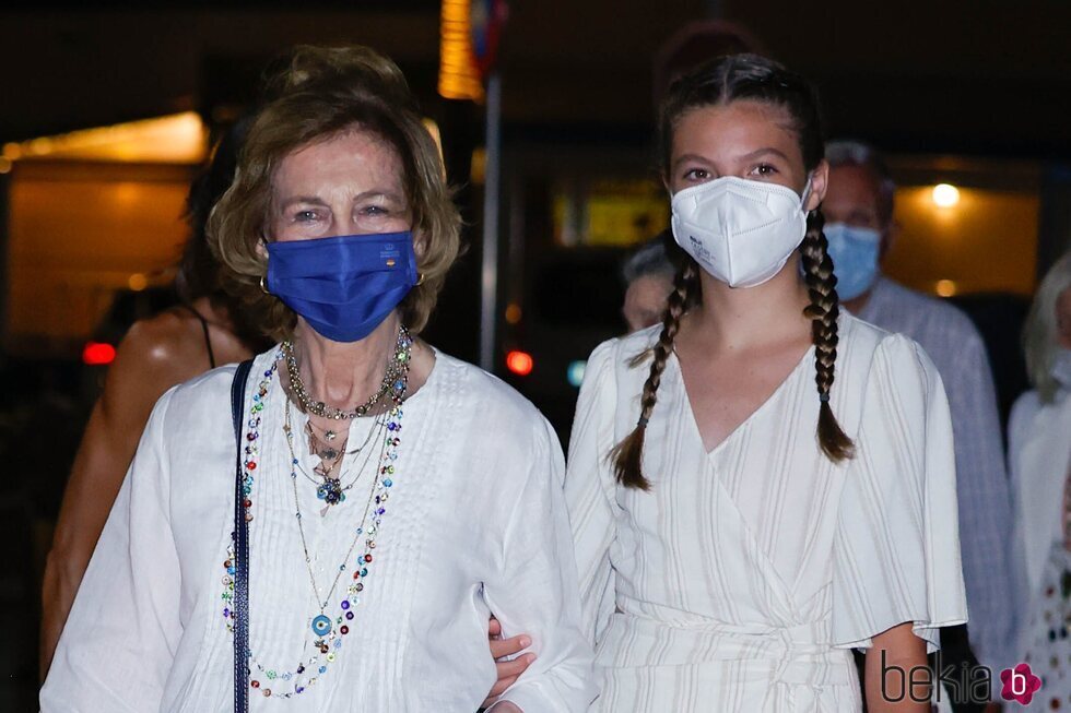 La Infanta Sofía con su abuela la Reina Sofía en Palma en sus vacaciones de 2021