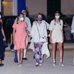 Los Reyes Felipe y Letizia, la Princesa Leonor, la Infanta Sofía y la Reina Sofía dando un paseo por Palma en sus vacaciones de verano 2021