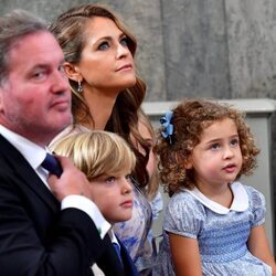Magdalena de Suecia y Chris O'Neill, Nicolás y Adrienne de Suecia en el bautizo de Julian de Suecia