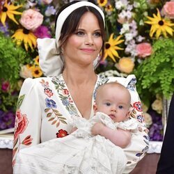 Sofia de Suecia con su hijo Julian de Suecia en brazos en el bautizo de Julian de Suecia