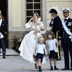 Julian de Suecia con sus padres y hermanos en su bautizo