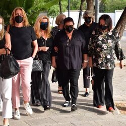 María del Monte junto a sus cuñadas y sobrinas tras la muerte de su madre