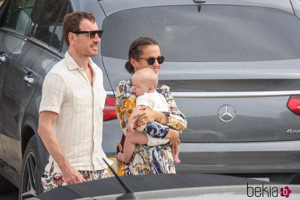Alicia Vikander y Michael Fassbender con su hijo en Ibiza