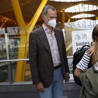 La Princesa Leonor se despide con un efusivo abrazo de su madre la Reina Letizia antes de irse a Gales