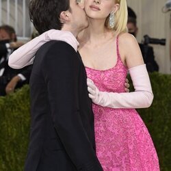 Brooklyn Beckham y Nicola Peltz de Valentino en la MET Gala 2021