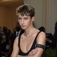 Troye Sivan a su llegada a la MET Gala 2021