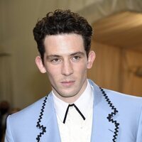 Josh O'Connor en la MET Gala 2021