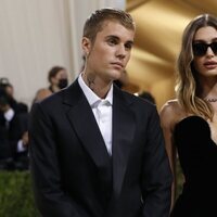 Justin y Hailey Bieber a su llegada a la MET Gala 2021