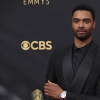 Rege-Jean Page en la alfombra roja de los Emmy 2021