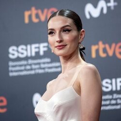 María Valverde en el photocall de 'Distancia de rescate' en el Festival de San Sebastián 2021