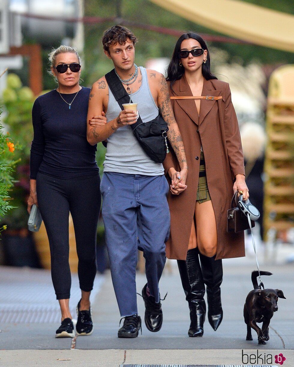 Yolanda y Anwar Hadid junto a Dua Lipa de paseo por Nueva York