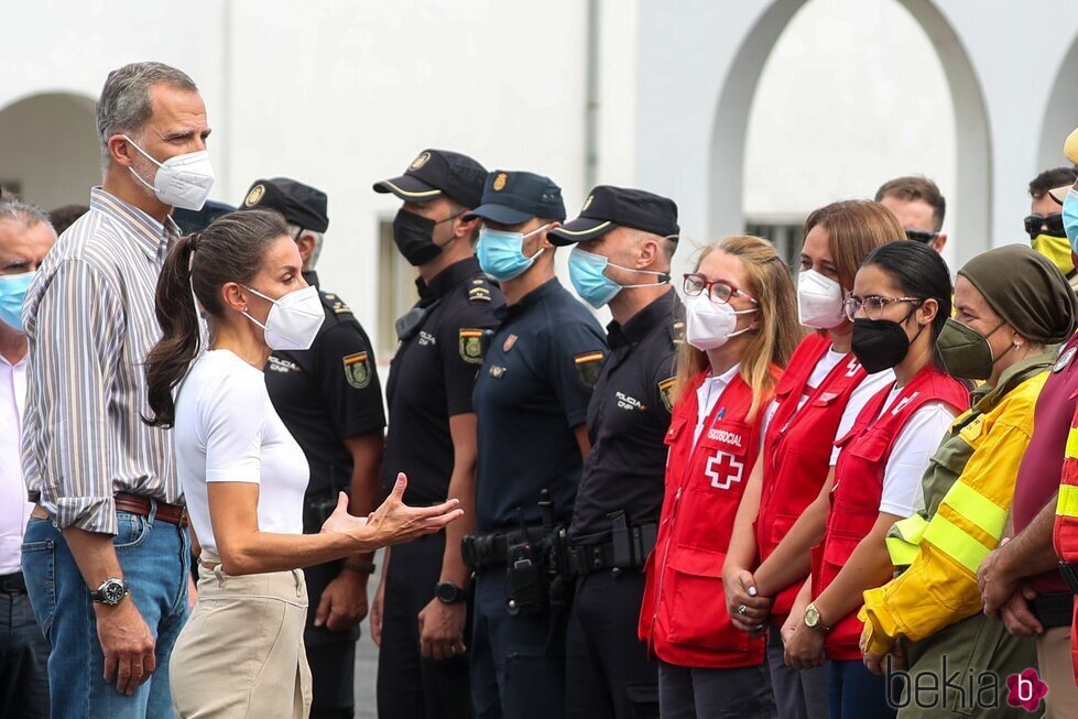 Los Reyes Felipe y Letizia hablando con policías y personal de emergencia en La Palma