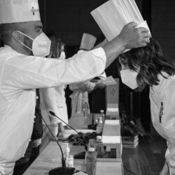 Tamara Falcó graduándose como chef
