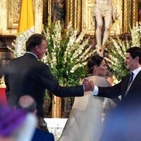 Bertín Osborne y José Entrecanales se saludan durante la boda