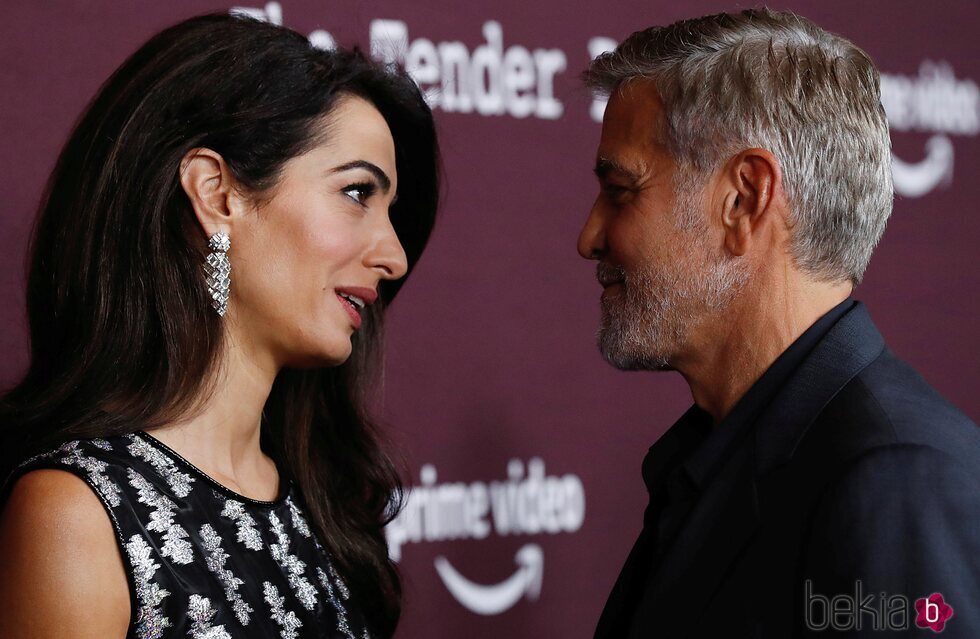 Amal y George Clooney mirándose en la premiere de The Tender Bar' en Los Ángeles