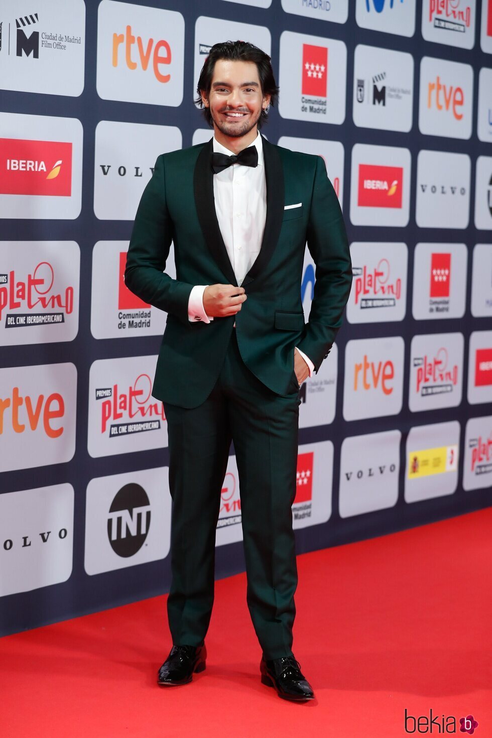 Alejandro Reyes en la alfombra roja de los Premios Platino 2021