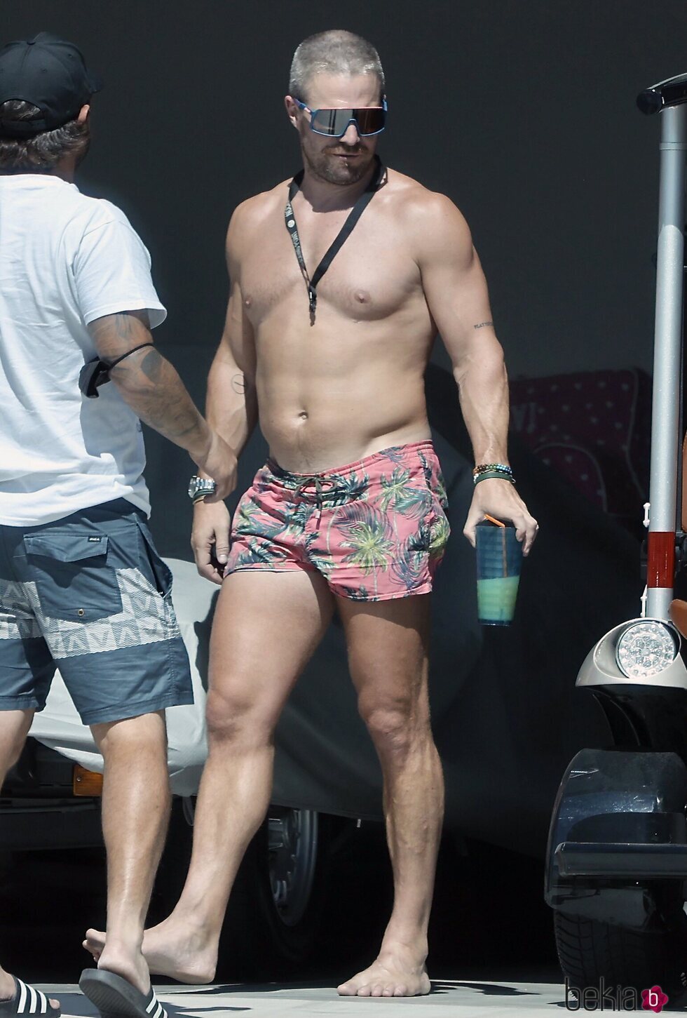 Stephen Amell con el torso desnudo