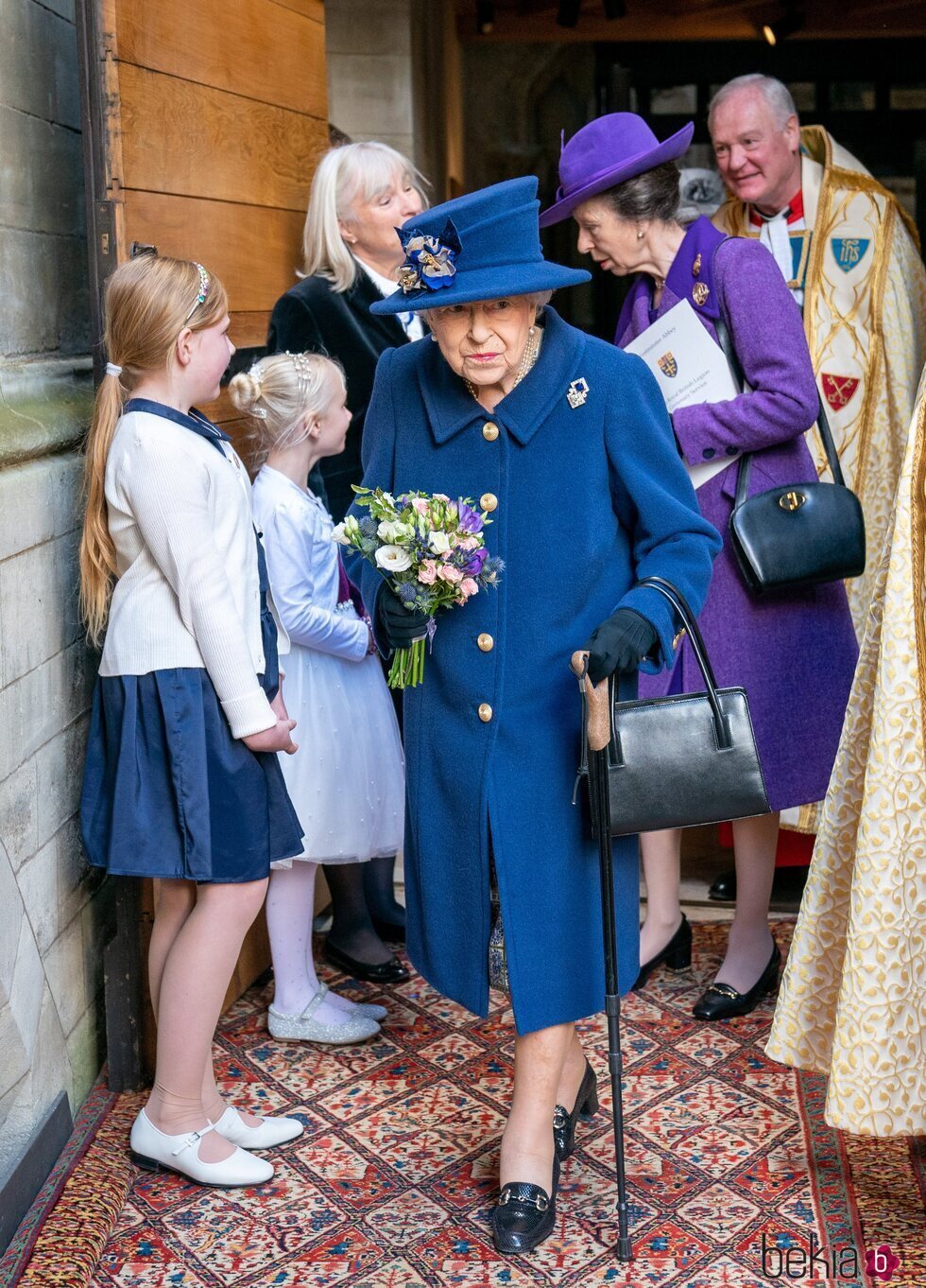 La Reina Isabel con bastón en un acto en la Abadía de Westminster