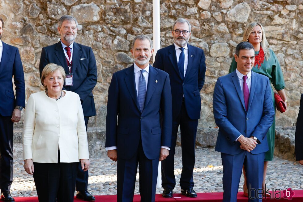 El Rey Felipe, Angela Merkel y el Presidente Pedro Sánchez junto a otras autoridades en el Monasterio de Yuste en la XIV Edición del Premio Europeo Carlos 
