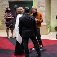 Ed Sheeran y Emma Watson hablando en los Premios Earthshot 2021