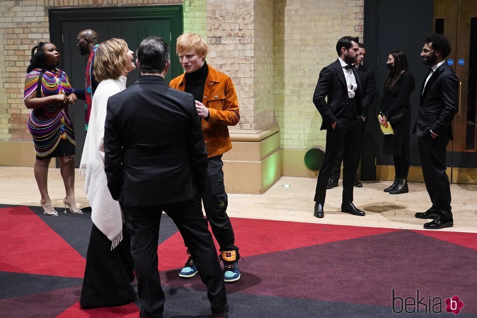 Ed Sheeran y Emma Watson hablando en los Premios Earthshot 2021