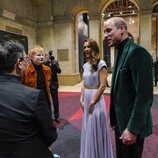 El Príncipe Guillermo y Kate Middleton hablando con Ed Sheeran en los Premios Earthshot 2021