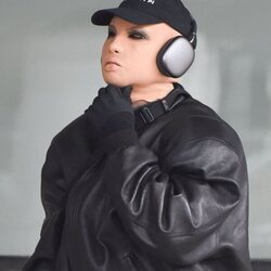 Kanye West (Ye) con una extraña máscara de látex por las calles de Nueva York