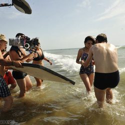 Adriana Ugarte rodando 'El tiempo entre costuras' en las playas de Tánger