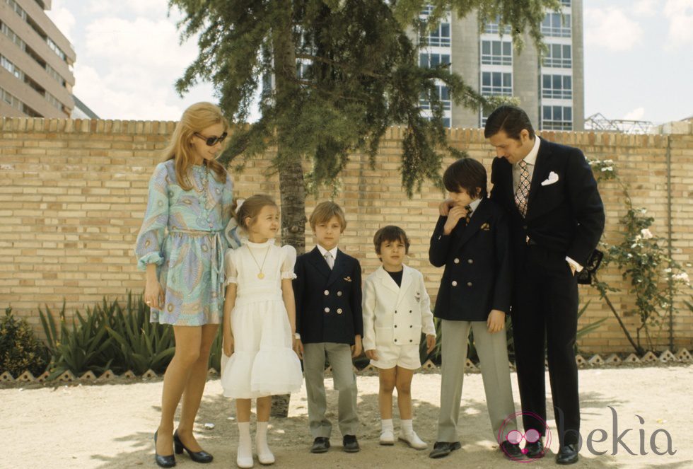 Carlos Larrañaga y María Luisa Merlo con sus hijos en la comunión de Amparo Larrañaga