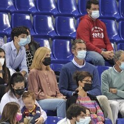 La Infanta Cristina e Iñaki Urdangarin con Irene Urdangarin en el debut de Pablo Urdangarin en el Barça de Balonmano