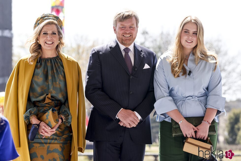 Guillermo Alejandro y Máxima de Holanda con su hija Amalia en el Día del Rey 2021