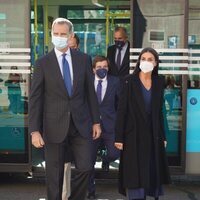 Los Reyes Felipe y Letizia se bajan de un autobús de la EMT de Madrid en Carabanchel