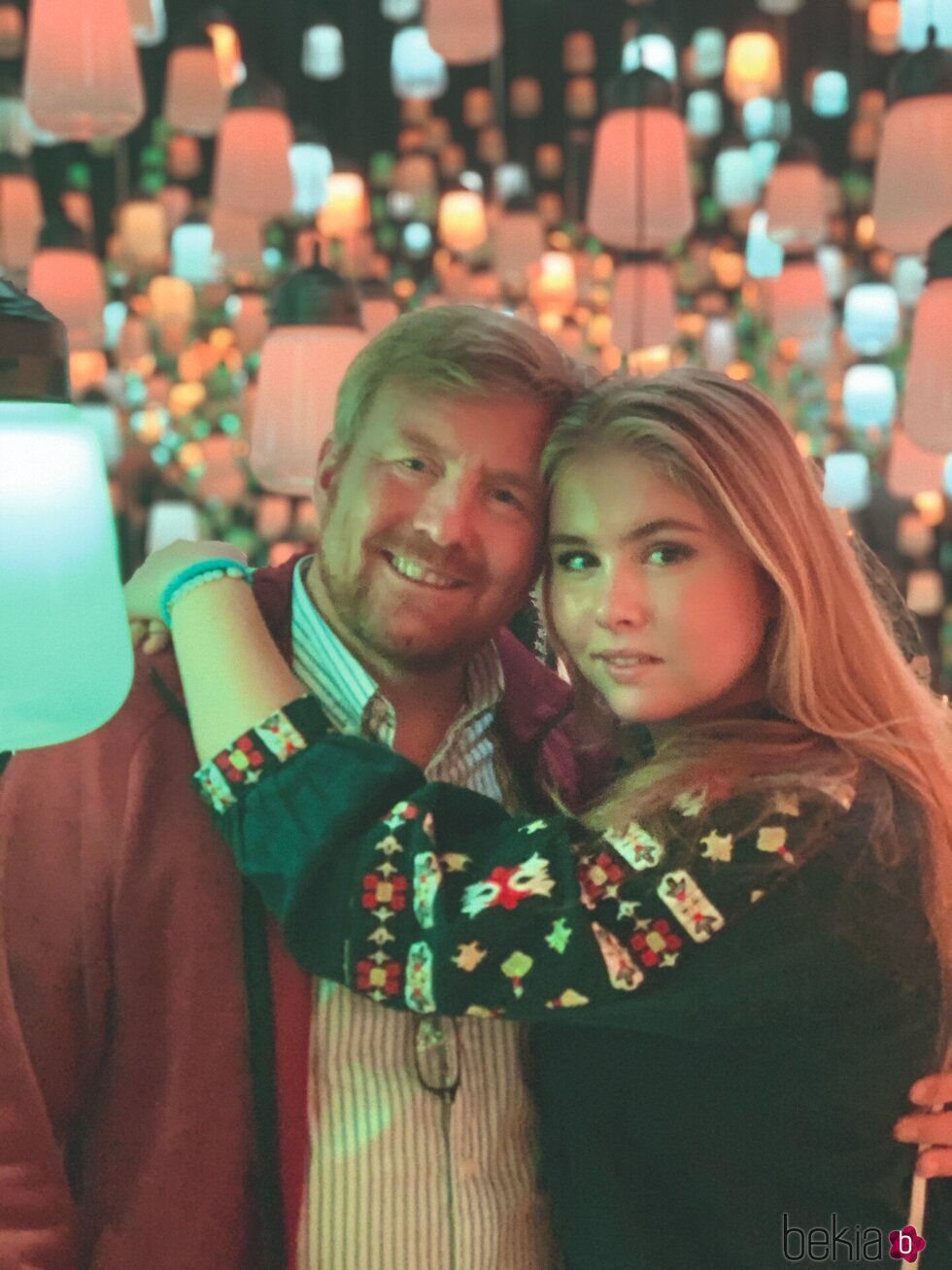 Amalia de Holanda abraza a Guillermo Alejandro de Holanda en Japón
