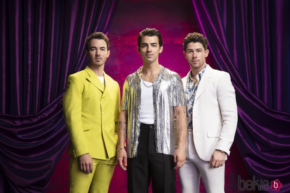 Los Jonas Brothers en la foto promocional de su programa de humor 'Family Roast'