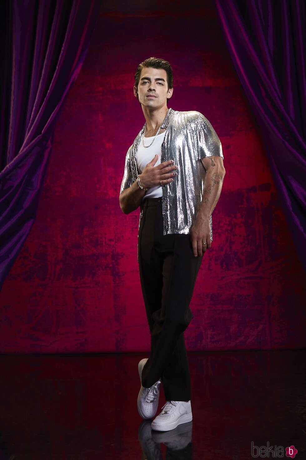 Posado de Joe Jonas en su programa 'Jonas Brothers Family Roast'