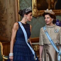 La Reina Letizia y Silvia de Suecia hablando en la cena de gala por la Visita de Estado de los Reyes de España a Suecia